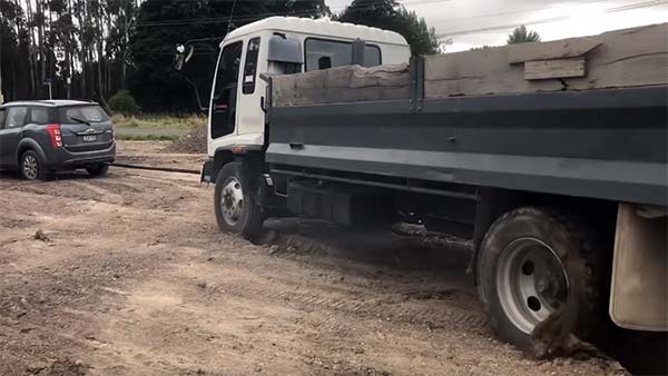 കുഴിയില്‍ വീണ ഭീമന്‍ ട്രക്കിന് രക്ഷകനായി മഹീന്ദ്ര XUV500 — വീഡിയോ