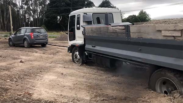 കുഴിയില്‍ വീണ ഭീമന്‍ ട്രക്കിന് രക്ഷകനായി മഹീന്ദ്ര XUV500 — വീഡിയോ