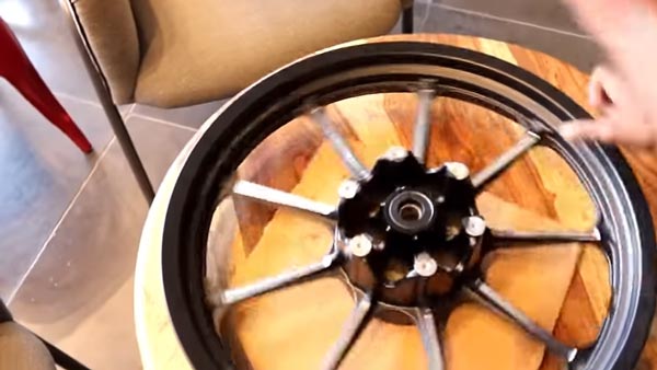 ബുള്ളറ്റുകള്‍ക്ക് അലോയ് വീലുകള്‍ സമര്‍പ്പിച്ച് റോയല്‍ എന്‍ഫീല്‍ഡ്