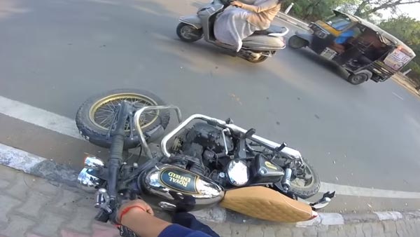 ഒരുനിമിഷത്തെ അശ്രദ്ധ, പുത്തന്‍ ബുള്ളറ്റ് ബാലന്‍സ് തെറ്റി റോഡില്‍ — വീഡിയോ