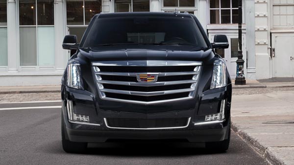 വഴിവക്കിലെ വര്‍ക്ക്‌ഷോപ്പില്‍ കോടികള്‍ വിലമതിക്കുന്ന കാഡിലാക്ക് റിപ്പയറിങ്ങിനായി — ചിത്രങ്ങള്‍ വൈറൽ