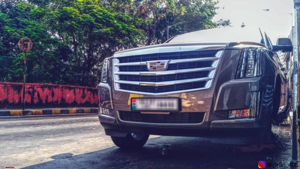 വഴിവക്കിലെ വര്‍ക്ക്‌ഷോപ്പില്‍ കോടികള്‍ വിലമതിക്കുന്ന കാഡിലാക്ക് റിപ്പയറിങ്ങിനായി — ചിത്രങ്ങള്‍ വൈറൽ