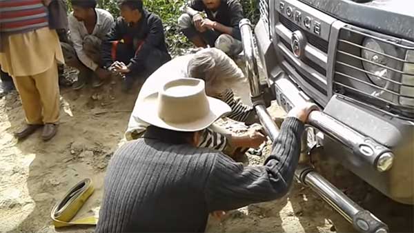 ഒമ്പത് ടൺ ഭാരമുള്ള ട്രക്കിന് രക്ഷകനായി ഫോഴ്സ് ഗൂർഖ — വീഡിയോ