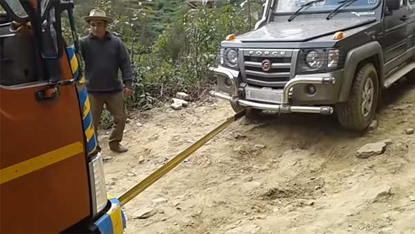 ഒമ്പത് ടൺ ഭാരമുള്ള ട്രക്കിന് രക്ഷകനായി ഫോഴ്സ് ഗൂർഖ — വീഡിയോ