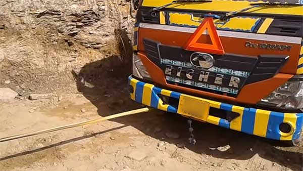 ഒമ്പത് ടൺ ഭാരമുള്ള ട്രക്കിന് രക്ഷകനായി ഫോഴ്സ് ഗൂർഖ — വീഡിയോ