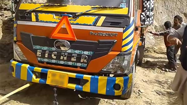 ഒമ്പത് ടൺ ഭാരമുള്ള ട്രക്കിന് രക്ഷകനായി ഫോഴ്സ് ഗൂർഖ — വീഡിയോ