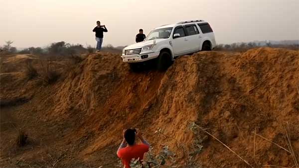 കയറ്റത്തില്‍ കിതച്ച് ഫോര്‍ഡ് എന്‍ഡവര്‍, ഉയരം കീഴടക്കി ടൊയോട്ട ഫോര്‍ച്യൂണറും മഹീന്ദ്ര ഥാറും — വീഡിയോ