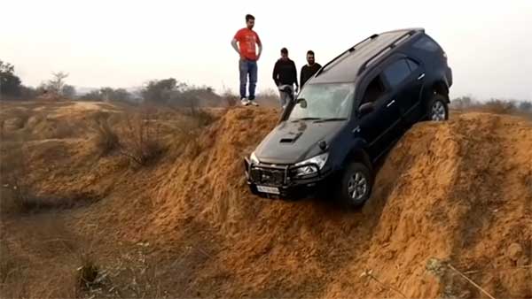 കയറ്റത്തില്‍ കിതച്ച് ഫോര്‍ഡ് എന്‍ഡവര്‍, ഉയരം കീഴടക്കി ടൊയോട്ട ഫോര്‍ച്യൂണറും മഹീന്ദ്ര ഥാറും — വീഡിയോ