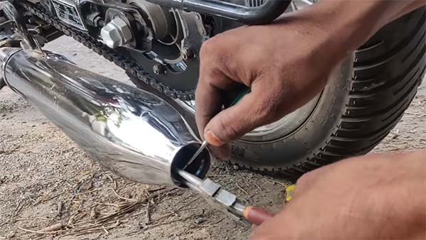 ജാവയ്ക്ക് ബുള്ളറ്റിന്റെ മുഴക്കമില്ലെന്ന് പരാതി, എളുപ്പ വഴി കണ്ടെത്തി ഉടമ — വീഡിയോ