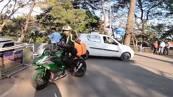 ഈ ബൈക്കിന് ബുള്ളറ്റിനെക്കാൾ ശബ്ദം എങ്ങനെ? കവാസാക്കി നിഞ്ചയെ പൂട്ടി പൊലീസ്