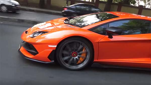 ഇതാ ഇന്ത്യയിലെ ഏറ്റവും വിലയേറിയ സൂപ്പര്‍കാര്‍, ലംബോര്‍ഗിനി അവന്റഡോര്‍ SVJ — വീഡിയോ