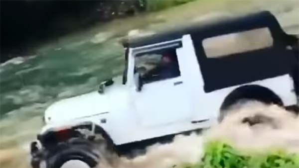 കുത്തൊഴുക്കുള്ള പുഴയ്ക്ക് മുന്നിലും മുട്ടുമടക്കാതെ മഹീന്ദ്ര ഥാർ — വീഡിയോ