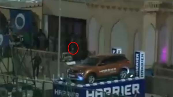 സിക്‌സര്‍ പാഞ്ഞ പന്ത് ചെന്നിടിച്ചത് ഹാരിയറിന്റെ ചില്ലില്‍ — വീഡിയോ