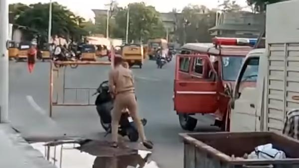 റോഡരികില്‍ നിര്‍ത്തിയിട്ട സ്‌കൂട്ടര്‍ തല്ലി തകര്‍ത്ത് പൊലീസ് — വീഡിയോ