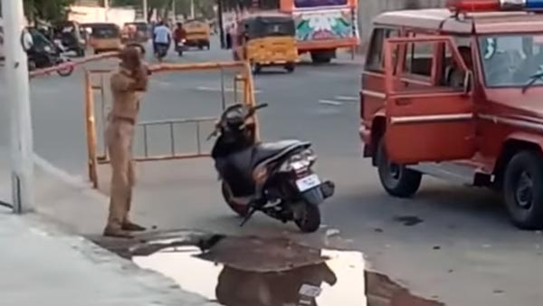 റോഡരികില്‍ നിര്‍ത്തിയിട്ട സ്‌കൂട്ടര്‍ തല്ലി തകര്‍ത്ത് പൊലീസ് — വീഡിയോ