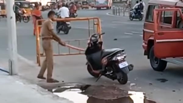 റോഡരികില്‍ നിര്‍ത്തിയിട്ട സ്‌കൂട്ടര്‍ തല്ലി തകര്‍ത്ത് പൊലീസ് — വീഡിയോ