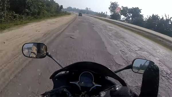 130 കിലോമീറ്റര്‍ വേഗത്തില്‍ ബ്രേക്ക് പിടിക്കുമ്പോള്‍, തലനാരിഴയ്ക്ക് രക്ഷപ്പെട്ട് ബൈക്ക് യാത്രികന്‍