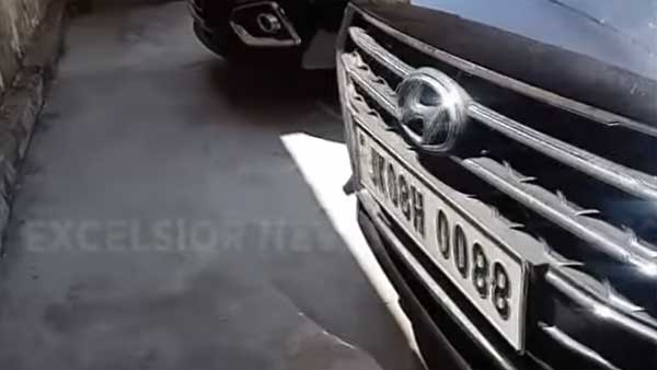 ഒരേ നമ്പര്‍ പ്ലേറ്റില്‍ രണ്ട് വെര്‍ന സെഡാനുകള്‍, കസ്റ്റഡിയിലെടുത്ത് പൊലീസ് — വീഡിയോ