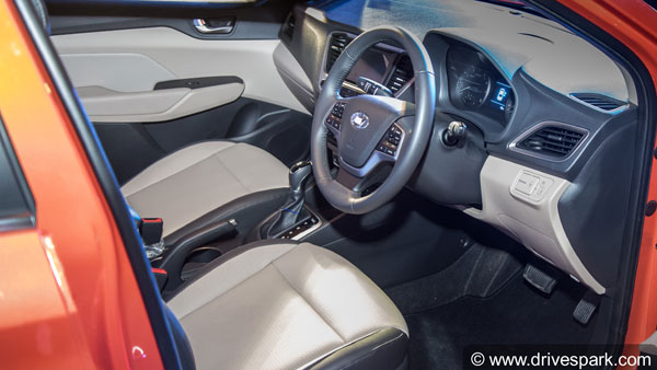 ഒരേ നമ്പര്‍ പ്ലേറ്റില്‍ രണ്ട് വെര്‍ന സെഡാനുകള്‍, കസ്റ്റഡിയിലെടുത്ത് പൊലീസ് — വീഡിയോ