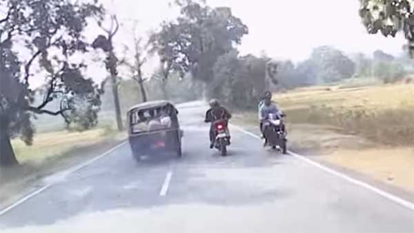 യാത്രയ്ക്കിടെ തീപിടിച്ച് ഓട്ടോറിക്ഷ, രക്ഷകരായി ബൈക്ക് റൈഡര്‍മാര്‍ — വീഡിയോ