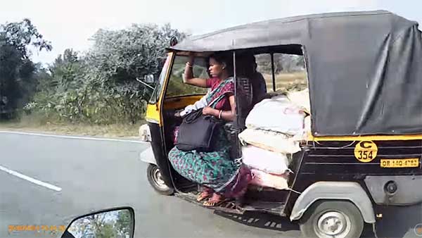 യാത്രയ്ക്കിടെ തീപിടിച്ച് ഓട്ടോറിക്ഷ, രക്ഷകരായി ബൈക്ക് റൈഡര്‍മാര്‍ — വീഡിയോ