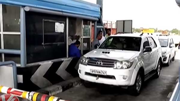 ടോൾ കൊടുക്കില്ലെന്ന് വാശി പിടിച്ച് മന്ത്രിയുടെ ഭാര്യ, കടത്തി വിടില്ലെന്ന് ജീവനക്കാരും — വീഡിയോ