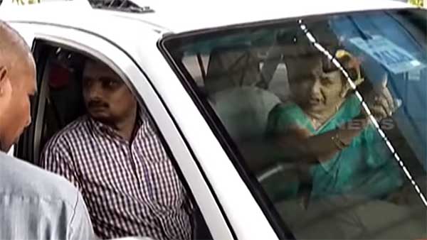 ടോൾ കൊടുക്കില്ലെന്ന് വാശി പിടിച്ച് മന്ത്രിയുടെ ഭാര്യ, കടത്തി വിടില്ലെന്ന് ജീവനക്കാരും — വീഡിയോ