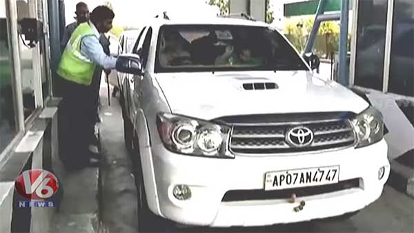 ടോൾ കൊടുക്കില്ലെന്ന് വാശി പിടിച്ച് മന്ത്രിയുടെ ഭാര്യ, കടത്തി വിടില്ലെന്ന് ജീവനക്കാരും — വീഡിയോ