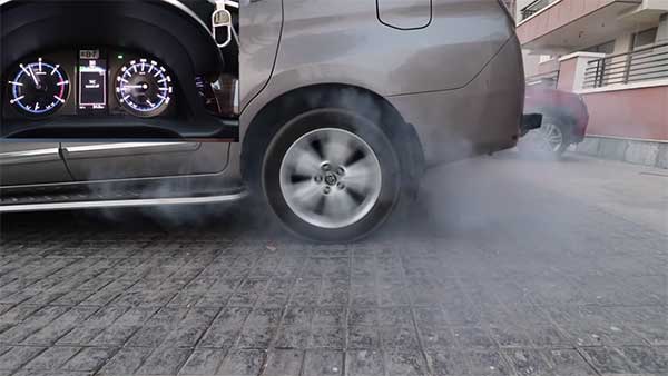 കാറില്‍ ട്രാക്ഷന്‍ കണ്‍ട്രോള്‍ പ്രവര്‍ത്തിക്കുന്നത് എങ്ങനെ? — വീഡിയോ