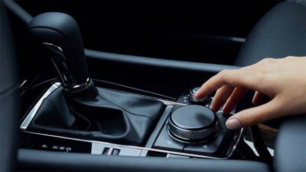 വാഹനങ്ങളിലെ ടച്ച്സ്ക്രീനുകൾ അപകടകരമോ? മസ്ദയുടെ വിലയിരുത്തൽ