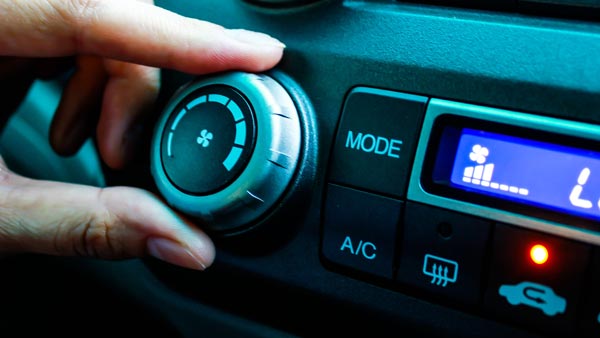 ചൂട് കുറയ്ക്കാന്‍ കാറില്‍ ചാണകം മെഴുകി ഡോക്ടര്‍