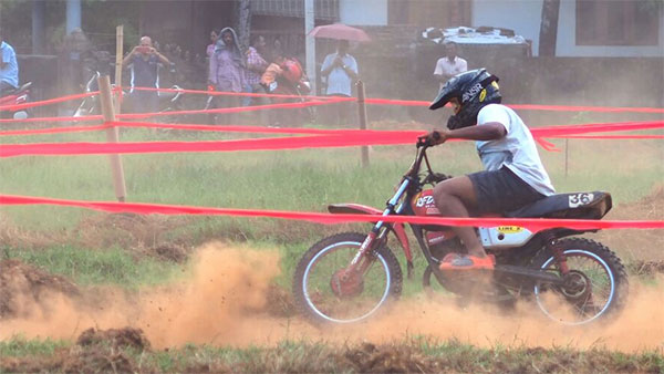 കാക്കിക്കുള്ളിലെ ബൈക്ക് റേസർ