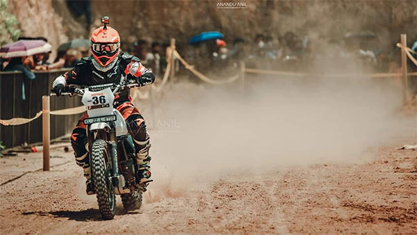 കാക്കിക്കുള്ളിലെ ബൈക്ക് റേസർ