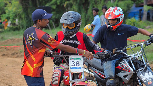 കാക്കിക്കുള്ളിലെ ബൈക്ക് റേസർ