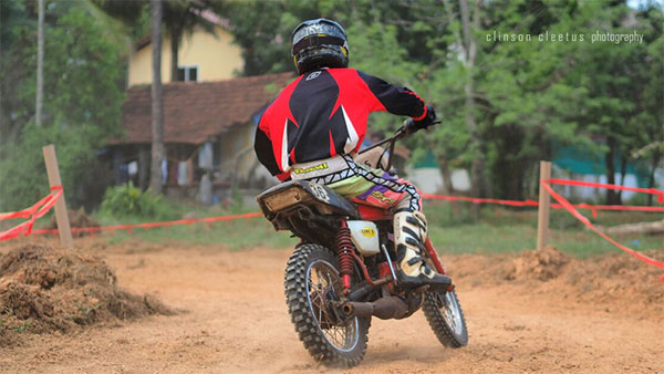 കാക്കിക്കുള്ളിലെ ബൈക്ക് റേസർ