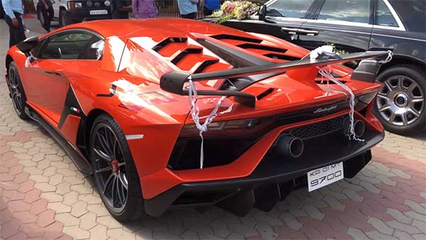 ആഢംബര കാറുകള്‍ നിറഞ്ഞൊരു കല്ല്യാണം, നിരയില്‍ ലംബോര്‍ഗിനി അവന്റഡോര്‍ SVJ -യും