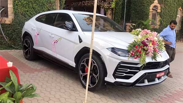 ആഢംബര കാറുകള്‍ നിറഞ്ഞൊരു കല്ല്യാണം, നിരയില്‍ ലംബോര്‍ഗിനി അവന്റഡോര്‍ SVJ -യും