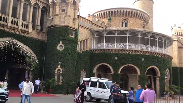 ആഢംബര കാറുകള്‍ നിറഞ്ഞൊരു കല്ല്യാണം, നിരയില്‍ ലംബോര്‍ഗിനി അവന്റഡോര്‍ SVJ -യും