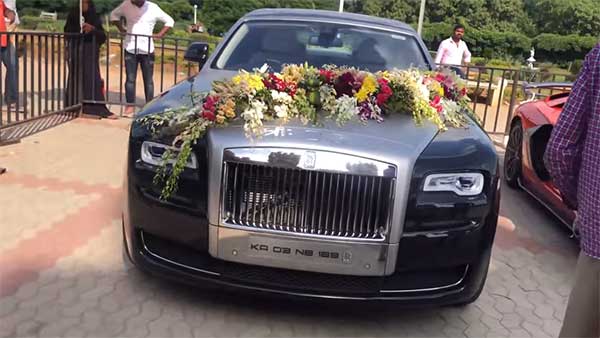 ആഢംബര കാറുകള്‍ നിറഞ്ഞൊരു കല്ല്യാണം, നിരയില്‍ ലംബോര്‍ഗിനി അവന്റഡോര്‍ SVJ -യും