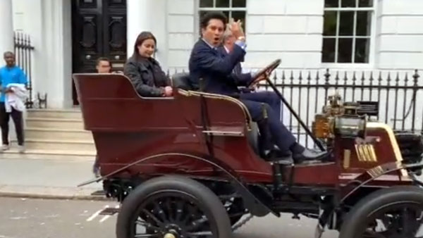 119 വര്‍ഷം പഴത്തമുള്ള കാറുമായി സച്ചിന്‍ തെണ്ടുല്‍കര്‍