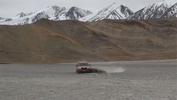 ലഡാക്കില്‍ അഭ്യാസം കാട്ടി ടാറ്റ ഹാരിയര്‍ — വീഡിയോ