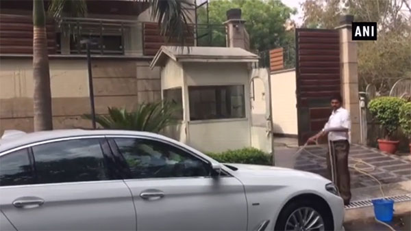 കുടിവെള്ളം ഉപയോഗിച്ച് കാര്‍ കഴുകി, വിരാട് കോഹ്‌ലിക്ക് പിഴ