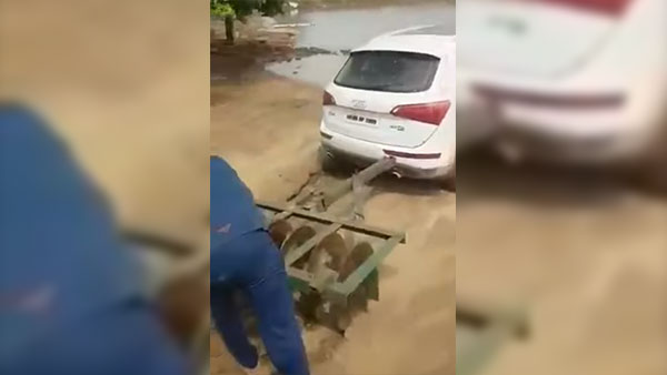 ഔഡി Q5 ട്രാക്ടറായി മാറിയപ്പോള്‍: വീഡിയോ