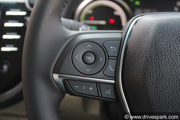 അറിയുമോ, വാഹനം ഓടിക്കുമ്പോഴുള്ള ഹാന്‍ഡ്‌സ് ഫ്രീ മൊബൈല്‍ ഉപയോഗം നിയമലംഘനമാണ്