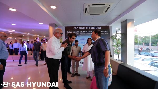 വൈറല്‍ വീഡിയോ; ഹ്യുണ്ടായി കോന ഡെലിവറിക്ക് ഡാന്‍സ് ചെയ്ത് ജീവനക്കാര്‍