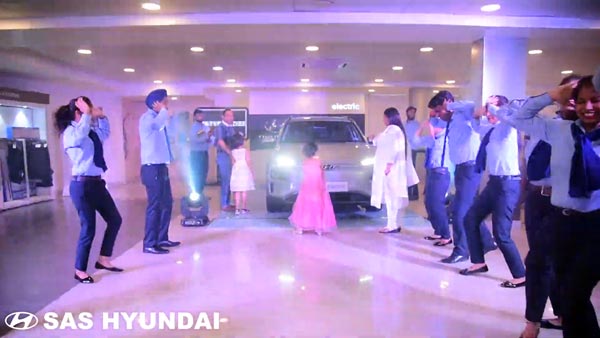 വൈറല്‍ വീഡിയോ; ഹ്യുണ്ടായി കോന ഡെലിവറിക്ക് ഡാന്‍സ് ചെയ്ത് ജീവനക്കാര്‍