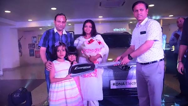 വൈറല്‍ വീഡിയോ; ഹ്യുണ്ടായി കോന ഡെലിവറിക്ക് ഡാന്‍സ് ചെയ്ത് ജീവനക്കാര്‍