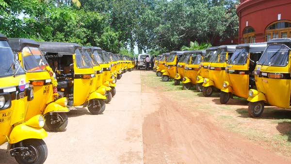 വൈറൽ വീഡിയോ; ഒരു ഓട്ടോയിൽ നിന്ന് വരിവരിയായി പുറത്തിറങ്ങിയത് 24 പേർ