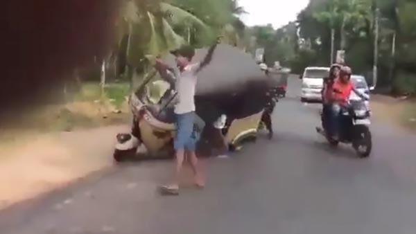 ഓട്ടോറിക്ഷയില്‍ യുവാക്കളുടെ സാഹസിക പ്രകടനം; വീഡിയോ വൈറല്‍