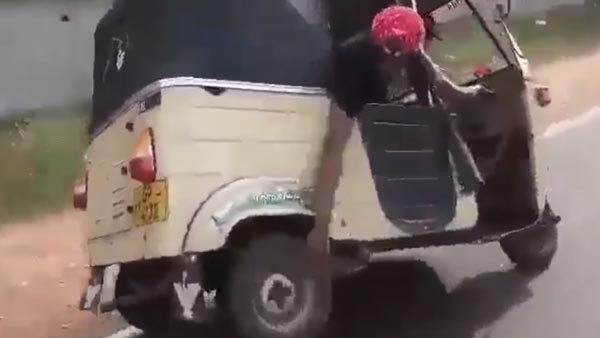 ഓട്ടോറിക്ഷയില്‍ യുവാക്കളുടെ സാഹസിക പ്രകടനം; വീഡിയോ വൈറല്‍